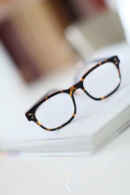 Kitap koydu gözlük