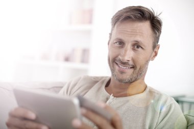 Adam Internet üzerinde satın alma