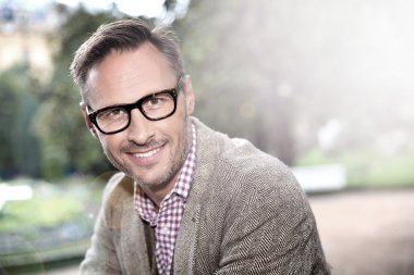 Adam sokakta gözlük ile