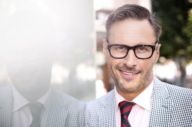 Trendy adam gözlük ile