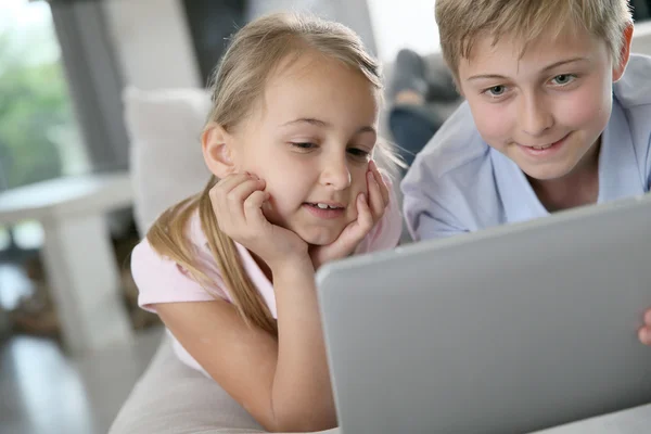 Niños jugando con la tableta —  Fotos de Stock