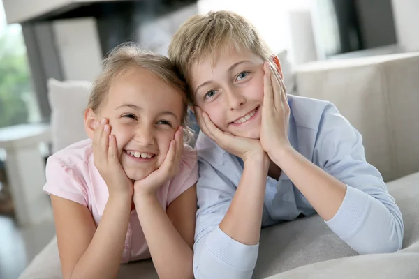 Kinder liegen auf Sofa — Stockfoto