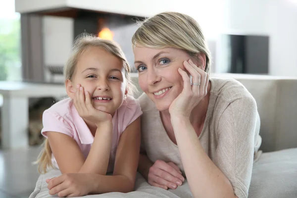 Mor och dotter på soffan — Stockfoto