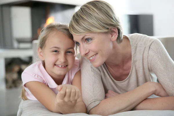 Madre e figlia sdraiati sul divano — Foto Stock