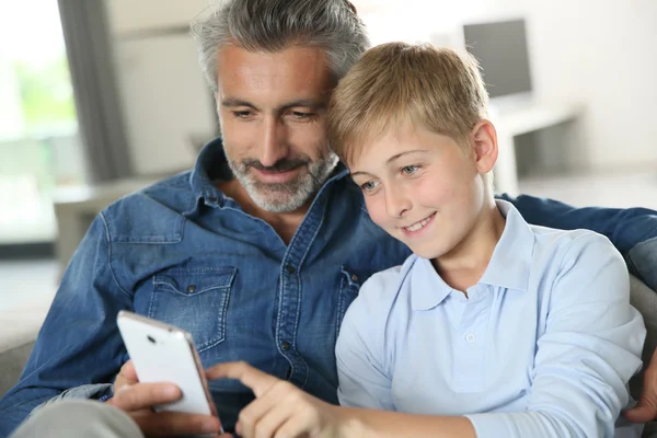 Papi con hijo jugando con smartphone —  Fotos de Stock