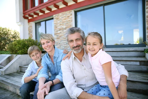 Familie vor modernem Haus — Stockfoto