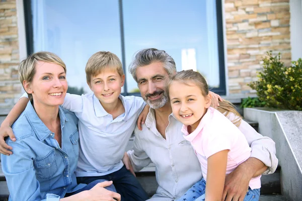 Familie voor hedendaagse huis — Stockfoto