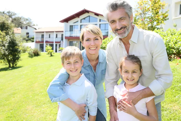 Famiglia in piedi in giardino — Foto Stock