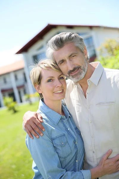 Casal em pé na frente de casa — Φωτογραφία Αρχείου