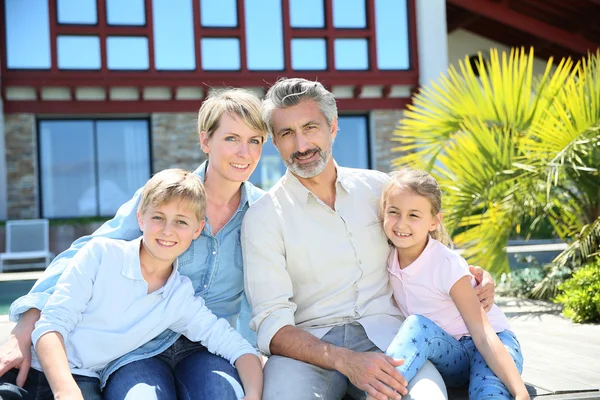 Familie vor modernem Haus — Stockfoto