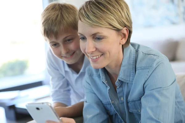 Mother and boy using smartphone — Stock Photo, Image