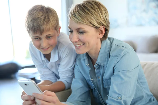 Mãe e menino usando smartphone — Fotografia de Stock