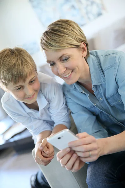 Mother and boy using smartphone — Stock Photo, Image