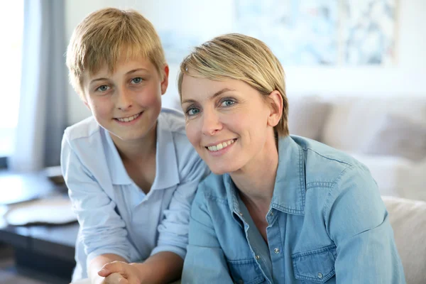 Mãe e filho em casa — Fotografia de Stock