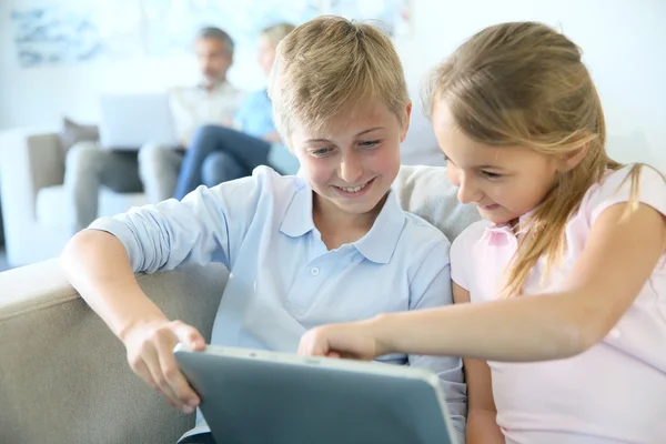 Anak-anak menggunakan tablet digital — Stok Foto
