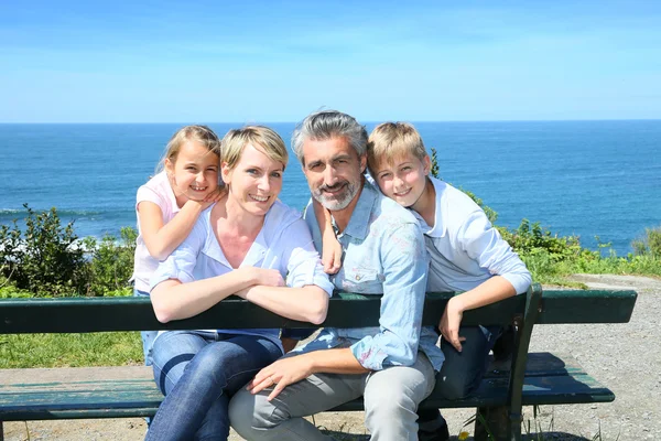 Familie sitzt auf Bank — Stockfoto