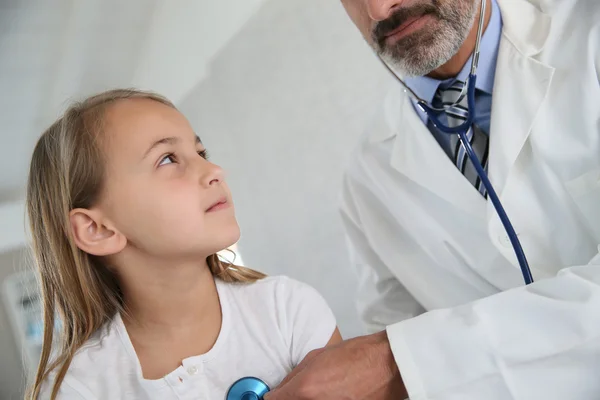 Médico examinando menina com estetoscópio — Fotografia de Stock