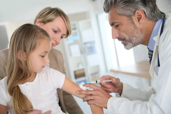 Meisje ontvangen vaccinatie — Stockfoto