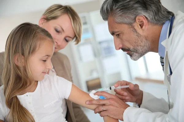 Meisje ontvangen vaccinatie — Stockfoto