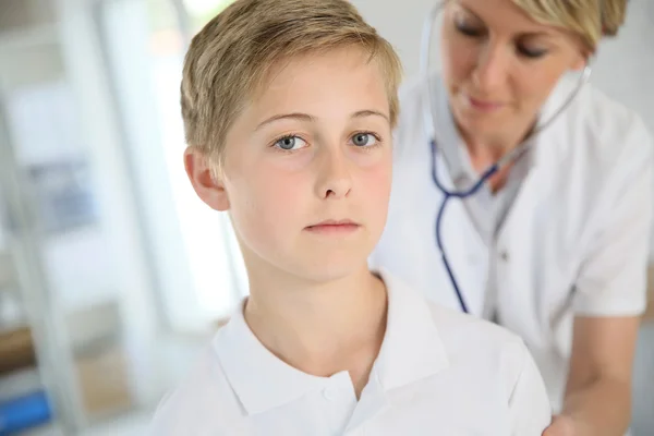 Médico examinando menino com estetoscópio — Fotografia de Stock