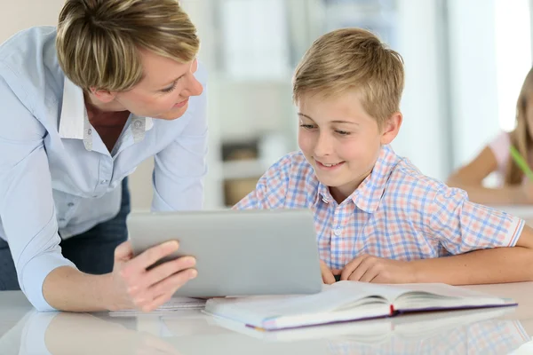 Insegnante che utilizza tablet digitale — Foto Stock