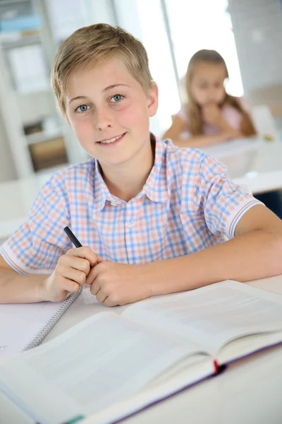 Junge sitzt im Klassenzimmer — Stockfoto