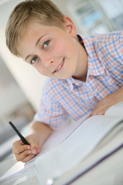 Jongen zitten in klas — Stockfoto