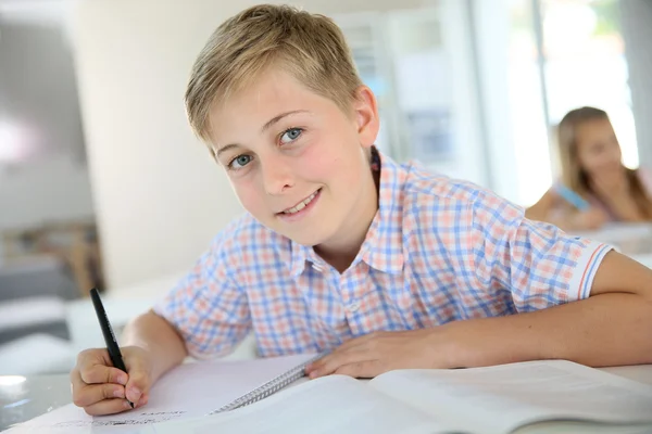 Pojken sitter i klassrummet — Stockfoto