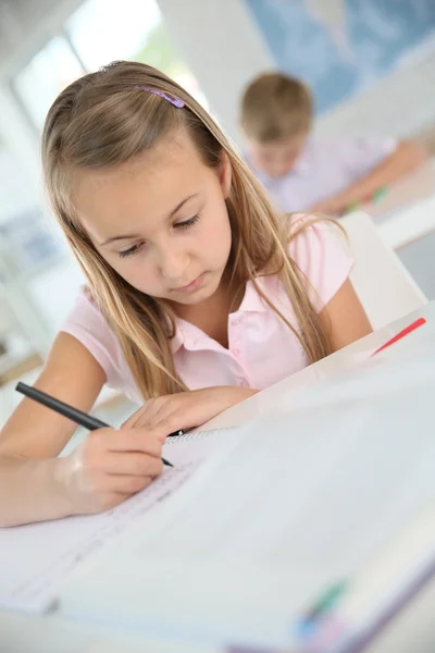 Schoolmeisje schrijven op laptop — Stockfoto
