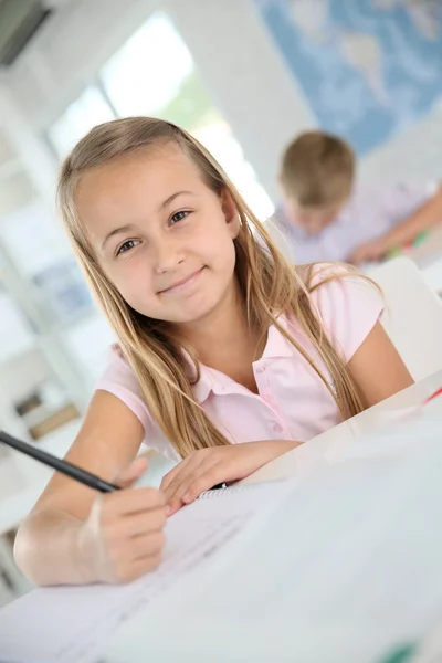 Colegiala escribiendo en cuaderno —  Fotos de Stock