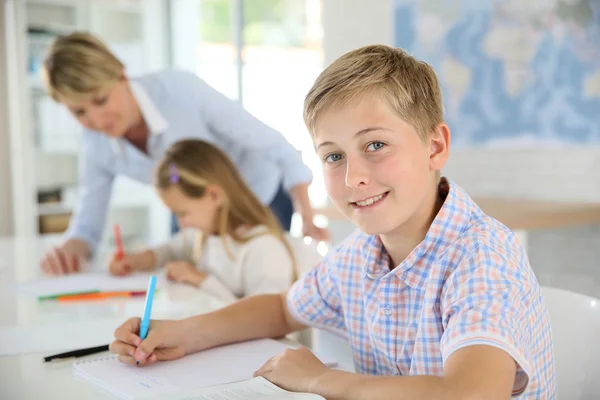 Lachende schooljongen in klas — Stockfoto