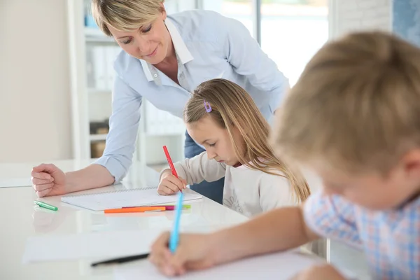 Insegnante aiutare i bambini — Foto Stock