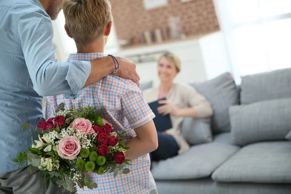 Figlio nascondendo bouquet — Foto Stock