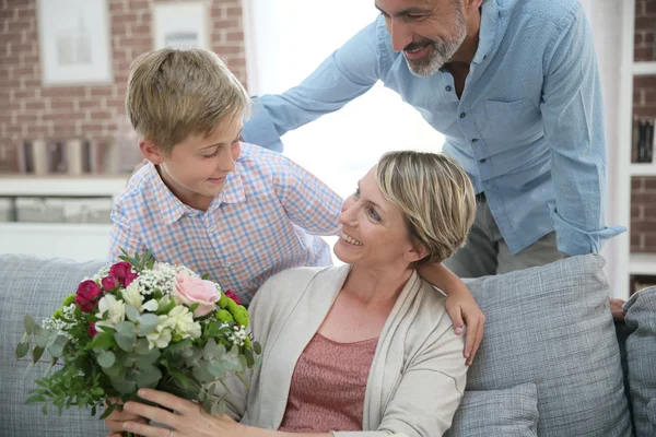 Jongen bloemen geven Mama — Stockfoto