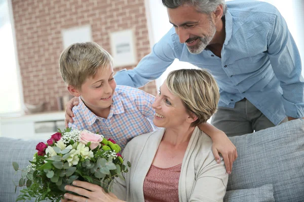 Junge schenkt Mama Blumen — Stockfoto