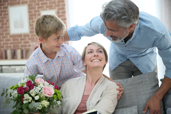 Menino dando flores para mamãe — Fotografia de Stock