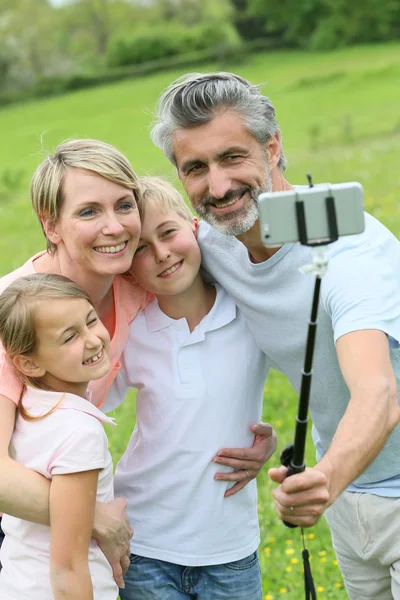 Familie macht Selfie-Foto — Stockfoto