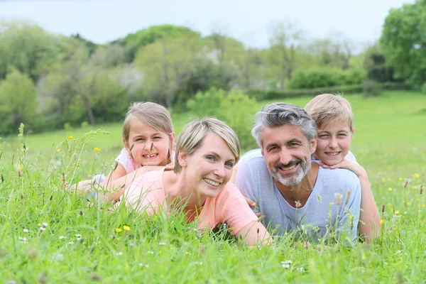 Familjen fastställande på gräs — Stockfoto