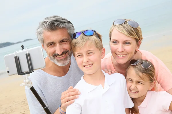Familjen gör bilden med smartphone enbensstativ — Stockfoto
