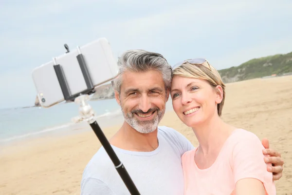 Casal tirando foto com smartphone — Fotografia de Stock