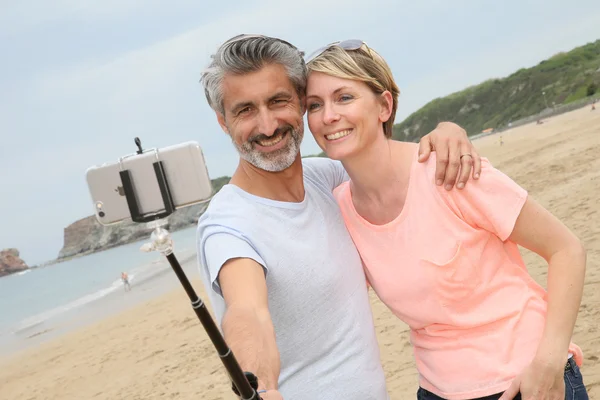 Couple taking picture with smartphone — Stock Photo, Image