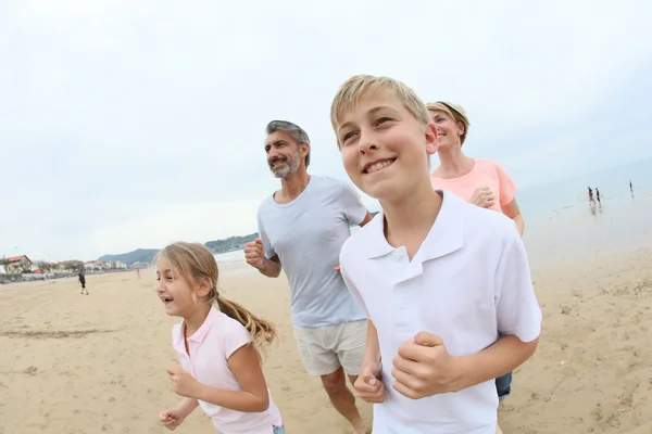 Familie op zandstrand — Stockfoto