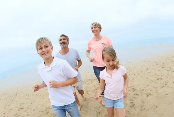 Familie op zandstrand — Stockfoto