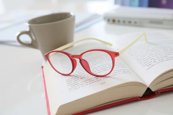 Óculos elegantes sobre livro — Fotografia de Stock