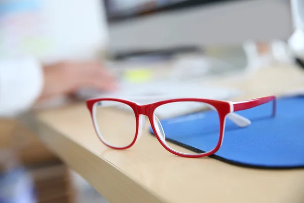 Gafas graduadas en mesa de trabajo —  Fotos de Stock