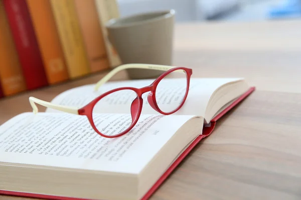 Stilvolle Brille über Buch — Stockfoto