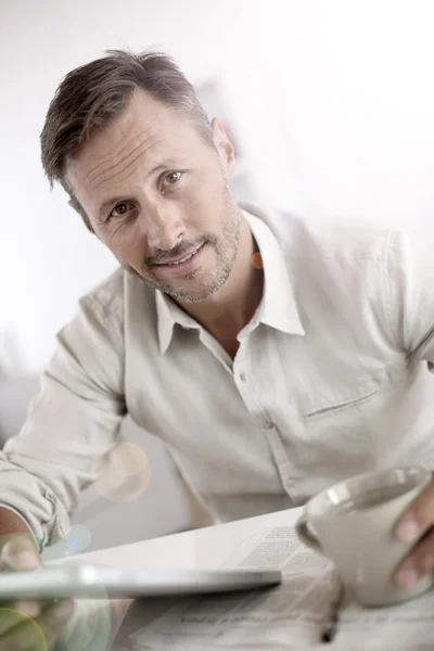 Man reading news on tablet — Stock Photo, Image