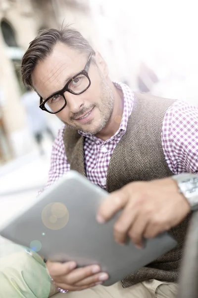 Guy with tablet in town — Stock Photo, Image