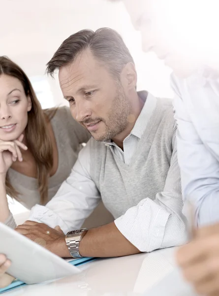 Personas que trabajan en un plan de negocios — Foto de Stock