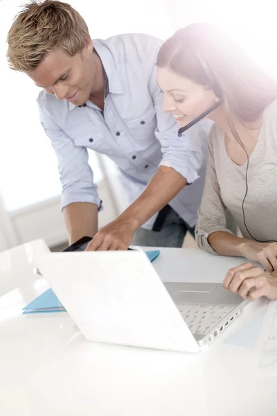 Team calling client on phone — Stock Photo, Image